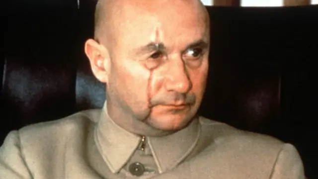 Alguns vilões da franquia '007' vestiram versões inspiradas na túnica Mao