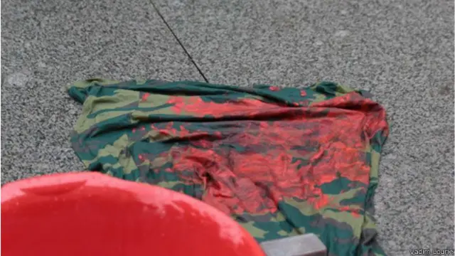 Военная униформа в красной краске