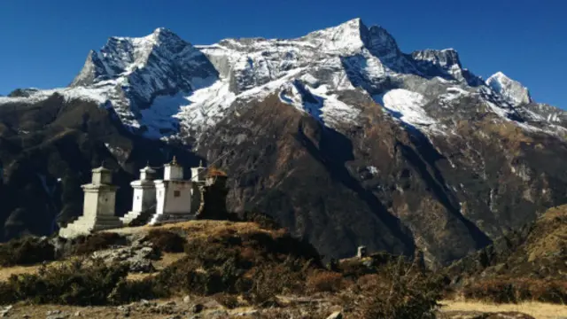 纳姆泽巴扎尔（Namche Bazaar）小镇之上的祈祷之地（图片来源：Adam Popescu）