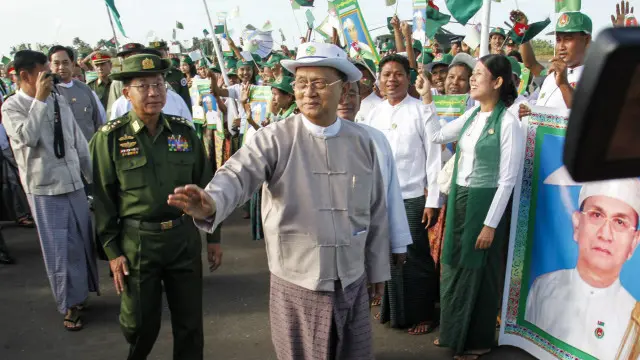 تر دې وړاندې د میانمار ولسمشر تهین سین د اپوزېسیون مشرې انګ سان سوچې ته په ټاکنو کې د بریا مبارکي ورکړې