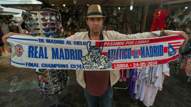 Las bufandas es uno de los souvenir más populares entre los aficionados que van a ver un partido.