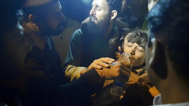 منہدم ہونے والے کارخانے کے ملبے کے نیچے دبے ہوئے افراد کو نکالنے کے لیے چھ مقامات سے مشینری کے ذریعے ملبے کو ہٹا کر زخمیوں کو نکالا جا رہا ہے۔