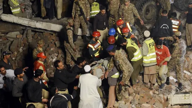  بدھ کو پاکستان کے صوبہ پنجاب کے دارالحکومت لاہور کے نواح میں واقع صنعتی علاقے سندر انڈسٹریل اسٹیٹ میں ایک چار منزلہ کارخانہ چھت گرنے سے منہدم ہوگیا۔