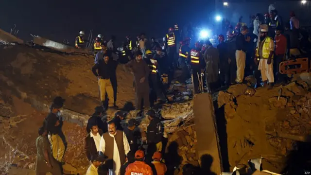 ریسکیو 1122 نے 18 ہلاکتوں کی تصدیق کی ہے جبکہ خدشہ ہے کہ 100 کے قریب افراد اب بھی ملبے تلے دبے ہوئے ہیں۔