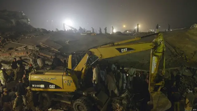 78 زخمیوں کو ملبے تلے سے نکال کر ہسپتال منتقل کردیا گیا ہے جبکہ جائے حادثہ پر کئی گھنٹوں سے ریسکیو آپریشن جاری ہے۔