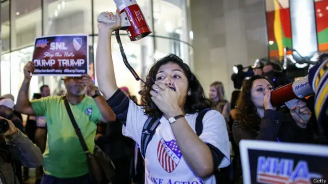 Decenas de manifestantes protestaron frente a la sede de NBC en Nueva York.