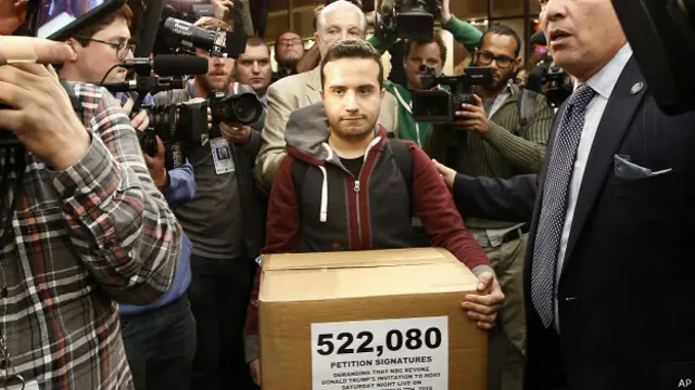 Este miércoles activistas hispanos entregaron a NBC una petición que ha sido firmada por más de medio millón de personas.