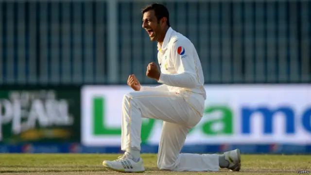 شعیب ملک نے شارجہ ٹیسٹ میں سات وکٹیں حاصل کرکے اہم کردار ادا کیا