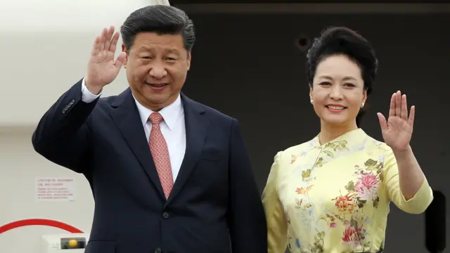 中国国家主席习近平和夫人彭丽媛5日抵达河内，开始对越南进行国事访问。