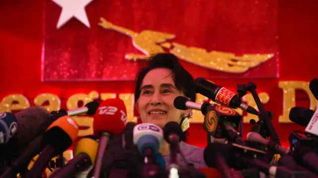 امکان تو اس بات کا ہے کہ ان انتخابات میں این ایل ڈی کو کامیابی ملےگی لیکن ملک کے موجودہ آئین کے مطابق آنگ سان سوکی عہدہ صدارت پر فائز نہیں ہوسکتیں