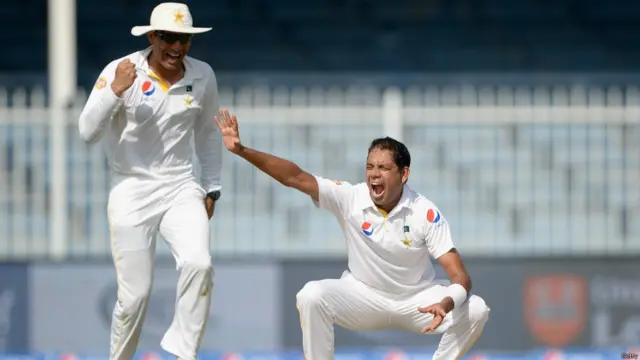 پہلے سیشن میں انگلینڈ کی وکٹیں مسلسل گرتی رہیں اور کوئی بھی بلے باز جم کر نہ کھیل سکا۔ ذوالفقار بابر نے دو کھلاڑیوں کو آؤٹ کیا۔