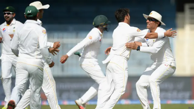 شارجہ میں کھیلے گئے تیسرے اور آخری ٹیسٹ میچ کے پانچویں روز پاکستانی بولرز نے پہلے سیشن کا عمدہ آغاز کیا اور دن کے دوسرے ہی اوور میں پہلی کامیابی حاصل کی۔ یاسر شاہ نے جو روٹ کو چھ رنز پر ایل بی ڈبلیو کر دیا۔