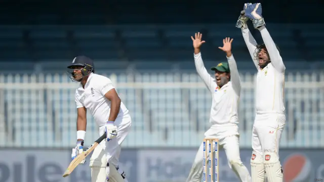 سمیت پٹیل جنھوں نے پہلی اننگز میں 42 رنز بنائے تھے دوسری اننگز میں بغیر کوئی رنز بنائے ذوالفقار بابر کے ہاتھوں آؤٹ ہوئے۔