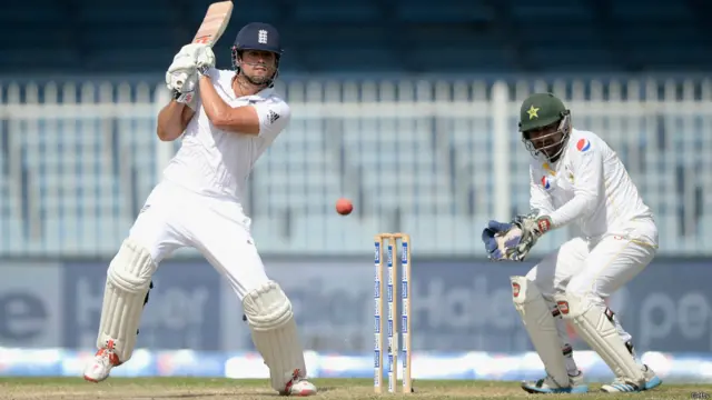 انگلش کپتان ایلسٹر کک کی 63 رنز کی اننگز بھی ٹیم کے کام نہ آسکی۔ یہ ان کی ٹیسٹ کرکٹ میں 46ویں نصف سنچری تھی۔