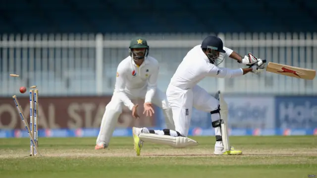 کھانے کے وقفے سے قبل انگلینڈ کے آؤٹ ہونے والے ساتویں کھلاڑی عادل رشید تھے جو 22 رنز بنا کر راحت علی کی گیند پر کلین بولڈ ہوئے۔