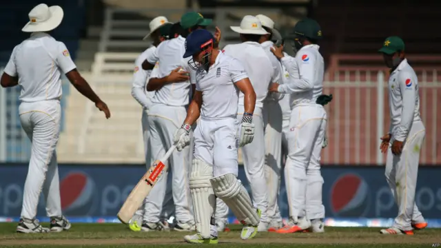 پہلی اننگز میں نصف سنچری سکور کرنے والے جیمز ٹیلر بھی بڑی اننگز کھیلنے میں ناکام رہے اور صرف دو رنز ہی بنا سکے۔