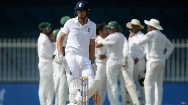 الیسٹر کک تھی نے اپنے سامنے چار بیٹسمینوں کو صرف 31 گیندوں پر پویلین واپس جاتے دیکھا