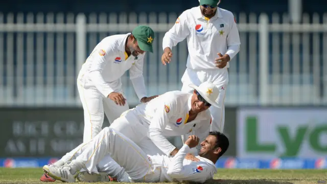 شعیب ملک نے بھی شارجہ ٹیسٹ میں اہم کردار ادا کیا اور میچ میں سات وکٹیں حاصل کیں۔