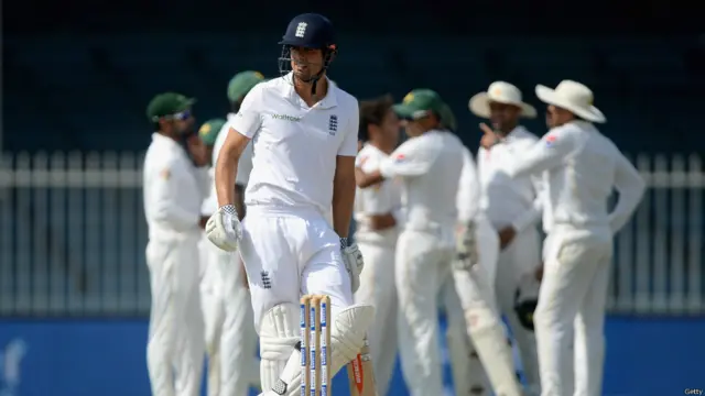 کپتان الیسٹر کک کے لیے یہ صورتحال انتہائی تکلیف دہ تھی جنھوں نے اپنے سامنے چار بیٹسمینوں کو صرف 31 گیندوں پر پویلین واپس جاتے دیکھا۔