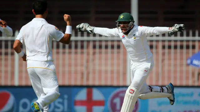 پاکستان یہ ٹیسٹ میچ اور تین میچوں کی سیریز دو، صفر سے جیت کر ٹیسٹ کرکٹ کی عالمی رینکنگ میں دوسری پوزیشن پر آگیا ہے۔