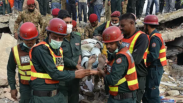 آئی ایس پی آر نے بی بی سی کو بتایا کہ حادثے کے بعد اب تک 103 افراد کو ملبے میں سے نکالا جا چکا ہے
