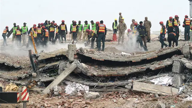 پاکستان کے صوبہ پنجاب کے دارالحکومت لاہور میں منہدم ہونے والے کارخانے کے ملبے تلے دبے افراد کو نکالنے کی کارروائیاں جمعرات کو دوسرے دن بھی جاری ہیں۔

