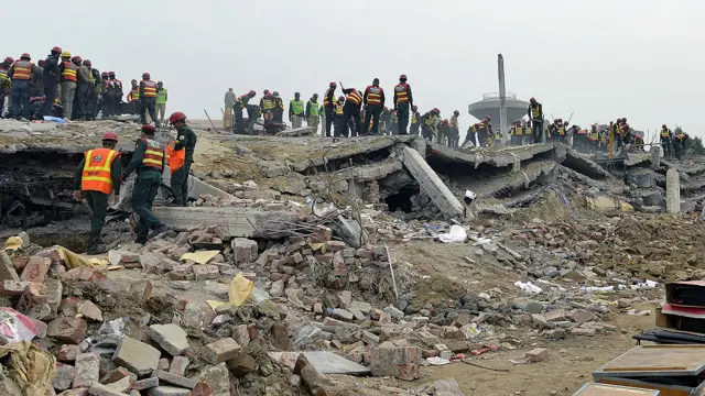 یہ واقعہ بدھ کو شہر کے نواح میں واقع صنعتی علاقے سندر انڈسٹریل اسٹیٹ میں پیش آیا تھا جب پہلے تین منزلہ کارخانے کی چھت اور پھر پوری عمارت منہدم ہوگئی تھی۔
