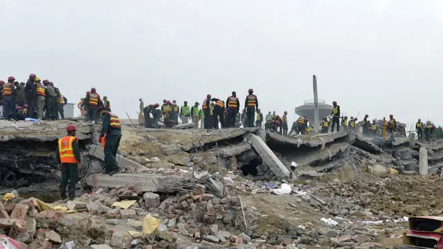 لاہور کے ضلعی رابطہ افسر کیپٹن (ر) عثمان نے بی بی سی سے بات کرتے ہوئے کہا کہ اب بھی ملبے تلے دبے لوگوں کی صحیح تعداد کے بارے حتمی طور پر کچھ نہیں کہا جا سکتا تاہم اندازہ ہے کہ مزید 50 سے 60 لوگ اب بھی دبے ہوئے ہیں۔
