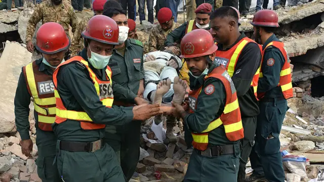 ریسکیو حکام کے مطابق اس حادثے میں ہلاک ہونے والوں کی تعداد 19 ہوگئی ہے جبکہ خدشہ ہے کہ متعدد افراد اب بھی ملبے تلے دبے ہوئے ہیں۔
