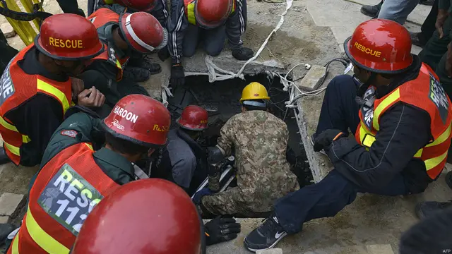 جائے حادثہ پر موجود حکام کا کہنا ہے کہ ملبہ ہٹانے میں ابھی مزید کئی گھنٹے کا وقت لگ سکتا ہے۔
