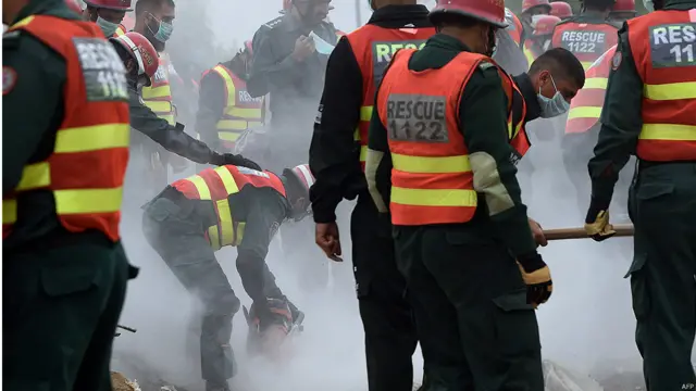 موقع پر موجود ریسکیو 1122 کے ایک اہلکار نے بتایا کہ چند گھنٹے قبل ملبے سے آوازیں سنے جانے کی اطلاعات کے بعد ملبہ ہٹانے کا عمل روکا گیا تاہم اب دوبارہ بھاری مشینری کی مدد سے عمارت کی اوپری منزل کا ملبہ ہٹایا جا رہا ہے۔
