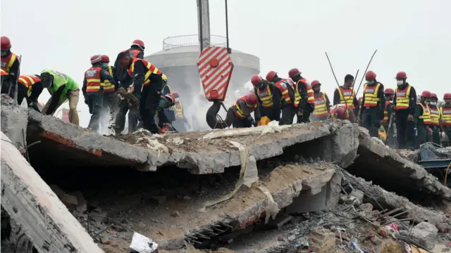 اس سے قبل ریسکیو 1122 کے اہلکار نعیم مرتضیٰ نے بی بی سی کو بتایا کہ چھ مقامات سے عمارت کے اندر جانے کے لیے مشینری کے ذریعے راستہ بنایا گیا ہے۔ انھوں نے بتایا کہ ملبے کے نیچے موجود بہت سے افراد اب بھی زندہ ہیں۔
