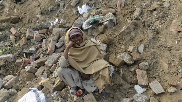 ریسکیو کے اہلکار کا کہنا ہے کہ مذکورہ عمارت کی دو منزلوں میں شاپنگ بیگ بنانے کا کارخانہ قائم تھا اور چوتھی منزل کی تعمیر جاری تھی۔