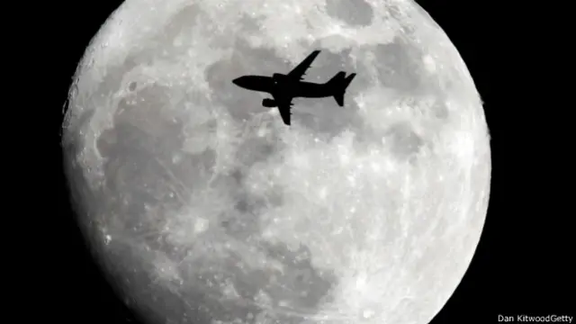 飞机与月亮(图片来源:Dan Kitwood/Getty)