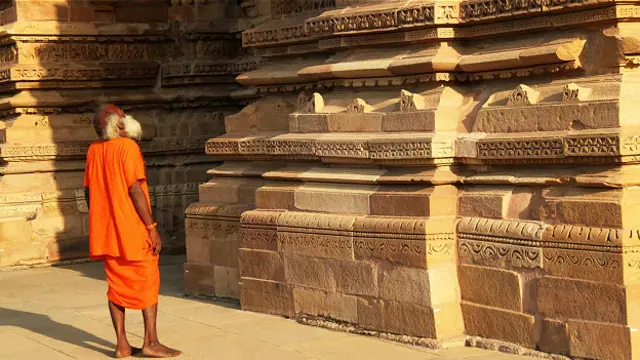 Редкий посетитель не восхитится причудливыми скульптурами и резьбой по камню