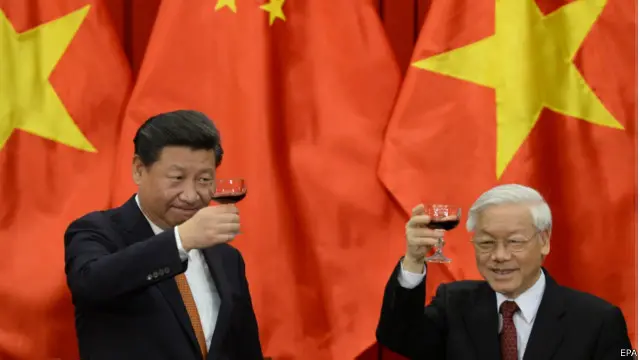 习近平访问河内在越共总部举行会谈后见证中越双方签署了十多个协议，习近平同越共总书记阮富仲捧杯