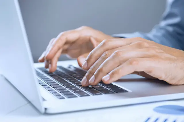 Руки на клавиатуре