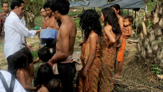 Dalam kunjungannya bertemu dengan Orang Rimba, Presiden Jokowi memberikan Kartu Indonesia Sehat dan bantuan makanan.