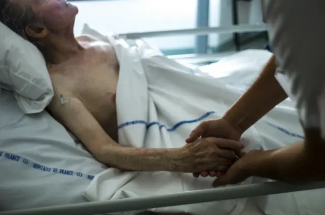 Паліативна допомога в Україні: як відпустити чашку з окропом