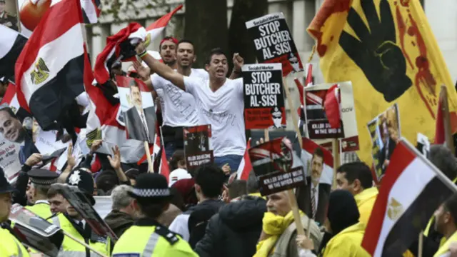 Sisi karşıtları "kasap Sisi'yi durdurun" pankartları ile başbakanlık önünde toplandı.