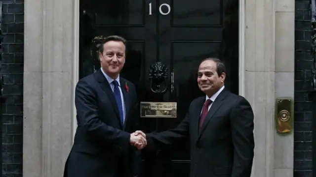 Cameron, Sisi ile başbakanlık konutunun önünde kameralara böyle poz verdi.