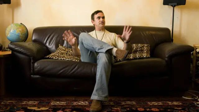 Коучсерфінг буквально перекладається як "мандрівка по диванах". На фото - фотограф Девід Серра, який об'їхав таким чином 38 країн