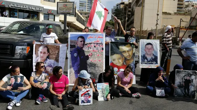 أقارب المحتجزين يسدون كورنيش الروشة مطالبين بالإفراج عن ذويهم