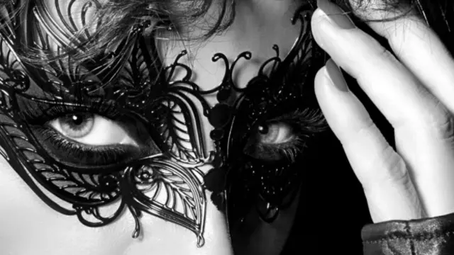 Женщина в маске