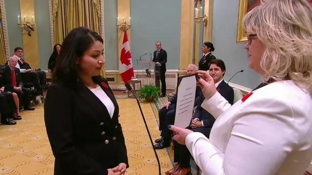 خانم منصف در حال ادای سوگند به عنوان وزیر نهادهای دموکراتیک کانادا