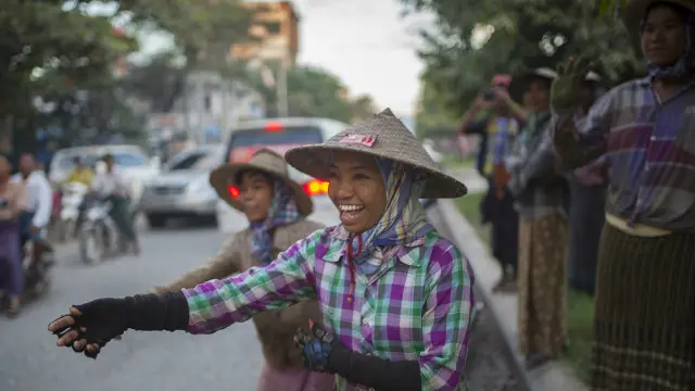 Pada hari Jumat, berbagai atribut kampanye bertebaran di mana-mana sebelum memasuki hari tenang hingga pemungutan suara yang dibuka pada hari Minggu.