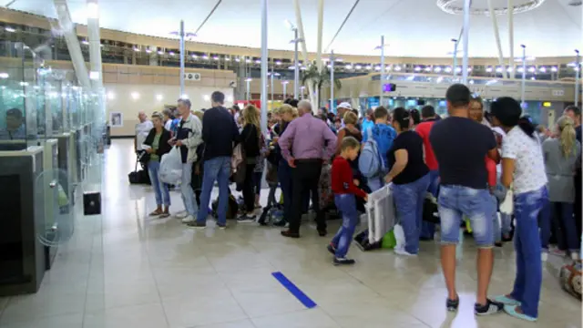 Sejumlah turis asal Eropa terlihat di sudut bandara Sharm el-Sheikh, Mesir.