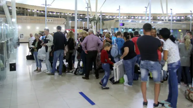 تقول السلطات المصرية إن مطار شرم الشيخ غير قادر على استقبال العدد الضخم للطائرات المخصصة لاعادة السائحين إلى بلادهم