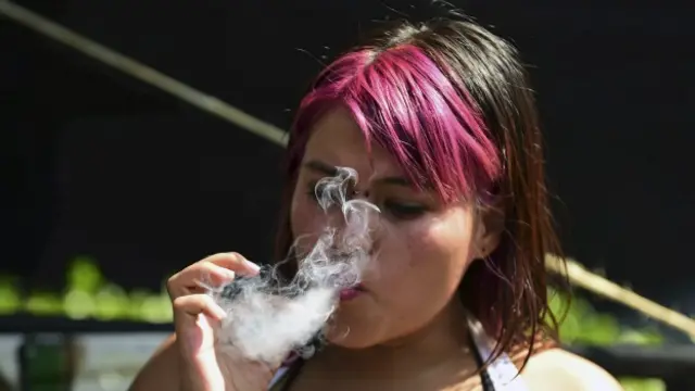 Chica fumando marihuana al frente de la Corte Suprema de México, mientras se discutía el tema de la legalización en noviembre de 2015. Fue aprobada para uso recreativo.
