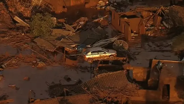 Las televisiones mostraron la localidad arrasada por el lodo.